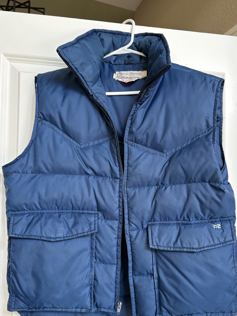 a vintage 1970s Ski Daddle "Pack-In Products" duck down puffer vest.